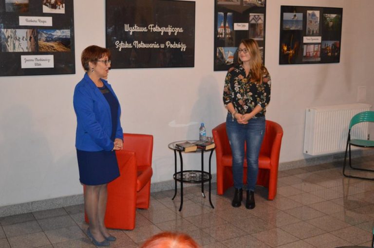 Olga Rudnicka na spotkaniu w Lubańskiej bibliotece