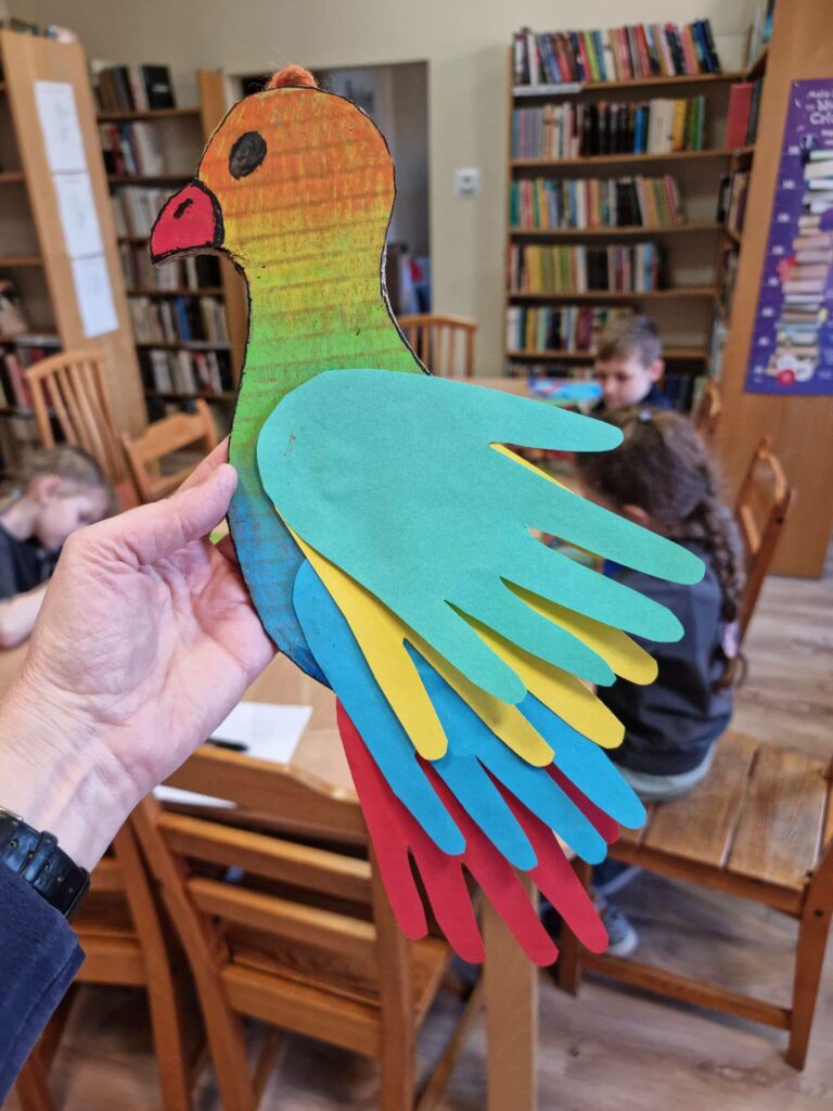 Kolorowe papugi w Filii nr 3